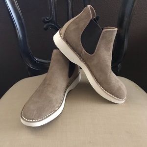 Ugg Camino Chelsea boot